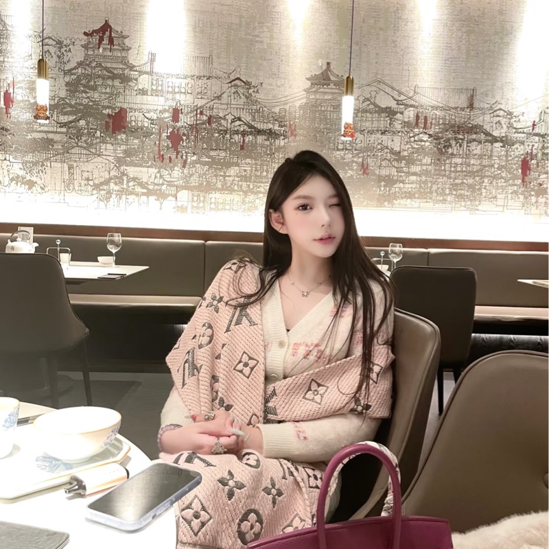 ෆ LV櫻花粉銀絲雙面圍巾🌸-0