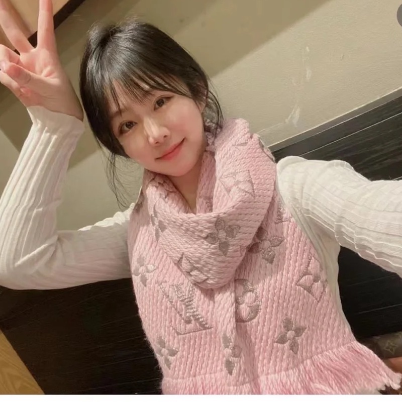 ෆ LV櫻花粉銀絲雙面圍巾🌸-4