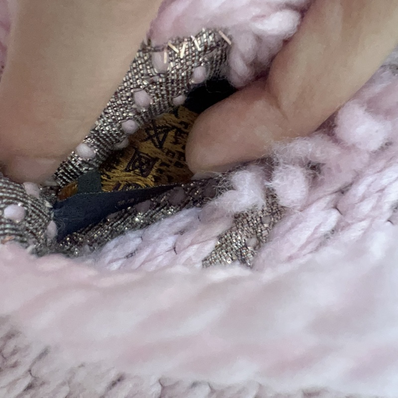 ෆ LV櫻花粉銀絲雙面圍巾🌸-8