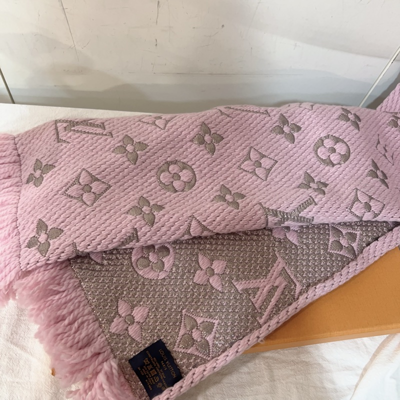 ෆ LV櫻花粉銀絲雙面圍巾🌸-9