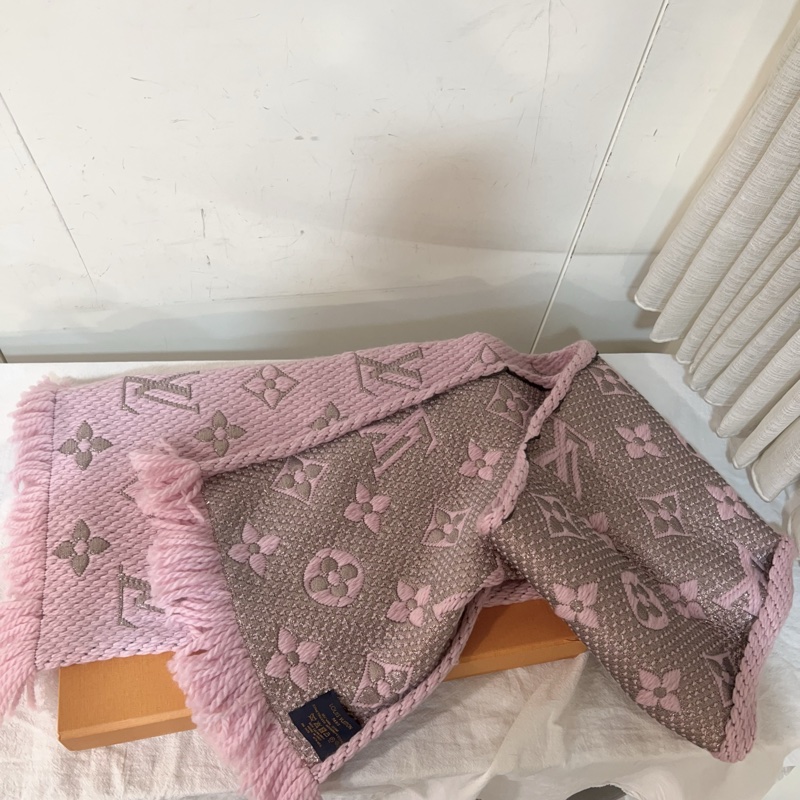 ෆ LV櫻花粉銀絲雙面圍巾🌸-11