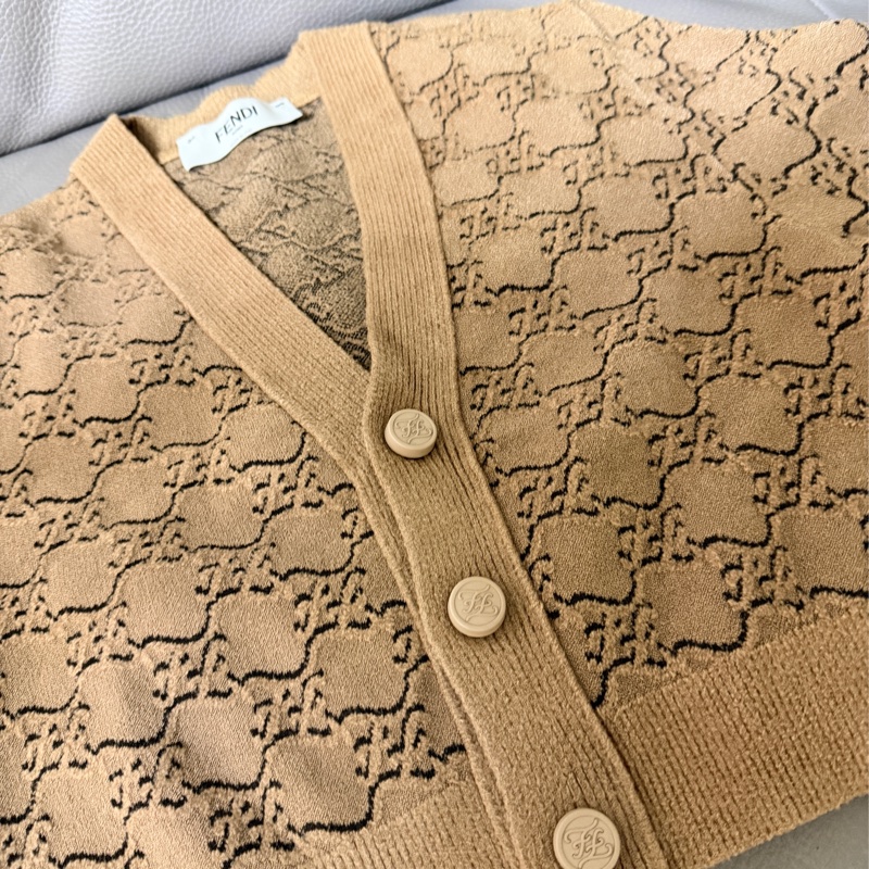 ❤️雙11優惠~11/25止❤️ FENDI經典短板針織上衣-咖色-1