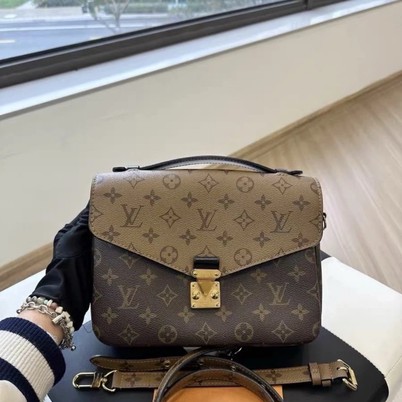 lv路易威登 Pochette Metis MM M41465 Monogram 帆布手拿包，棕色-0