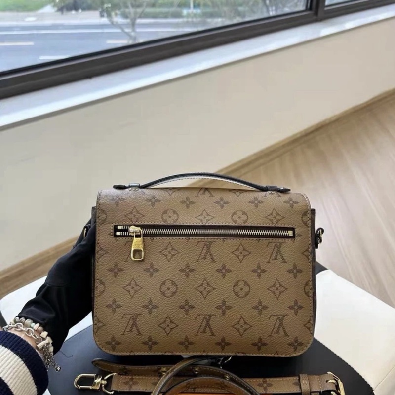 lv路易威登 Pochette Metis MM M41465 Monogram 帆布手拿包，棕色-1