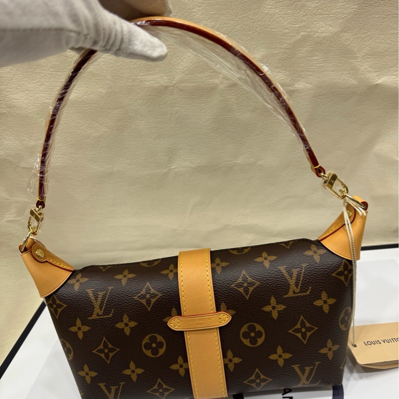 Lv 全新老花腋下包 Mia-1