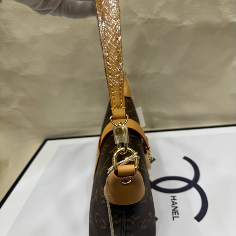 Lv 全新老花腋下包 Mia-2