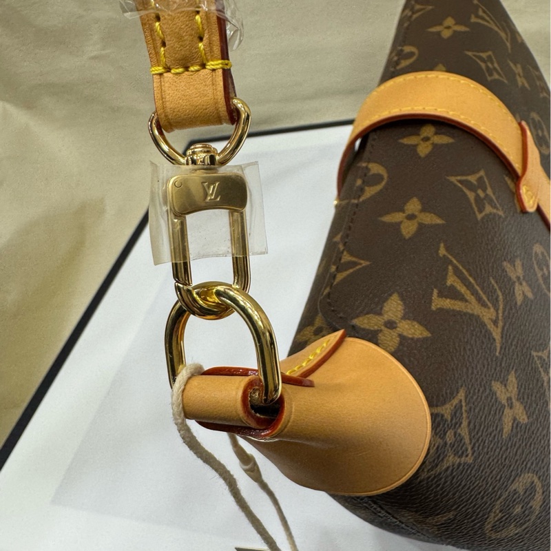 Lv 全新老花腋下包 Mia-4