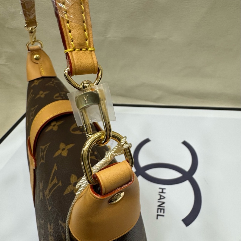 Lv 全新老花腋下包 Mia-5