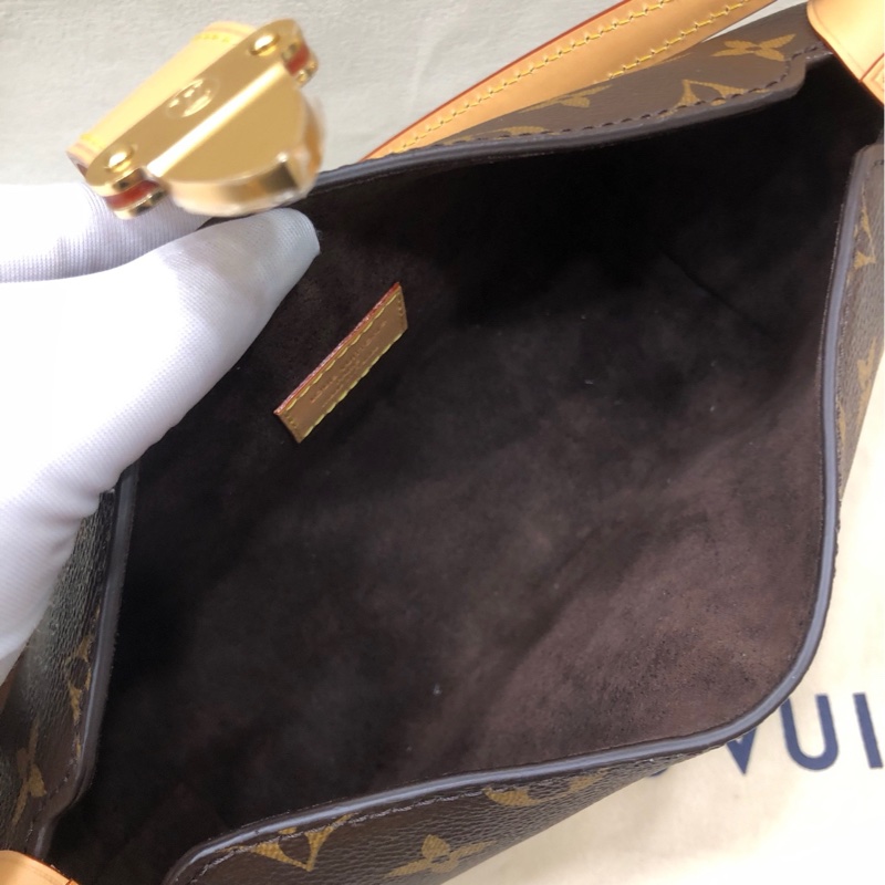 Lv 全新老花腋下包 Mia-9