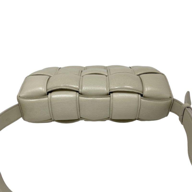 △ Bottega Veneta 寶緹嘉 Padded Cassette Beige Calfskin Shoulder Bag 米色小牛皮肩背袋 -257021606-5