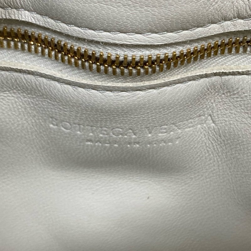 △ Bottega Veneta 寶緹嘉 Padded Cassette Beige Calfskin Shoulder Bag 米色小牛皮肩背袋 -257021606-15