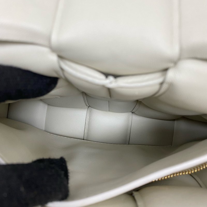 △ Bottega Veneta 寶緹嘉 Padded Cassette Beige Calfskin Shoulder Bag 米色小牛皮肩背袋 -257021606-17
