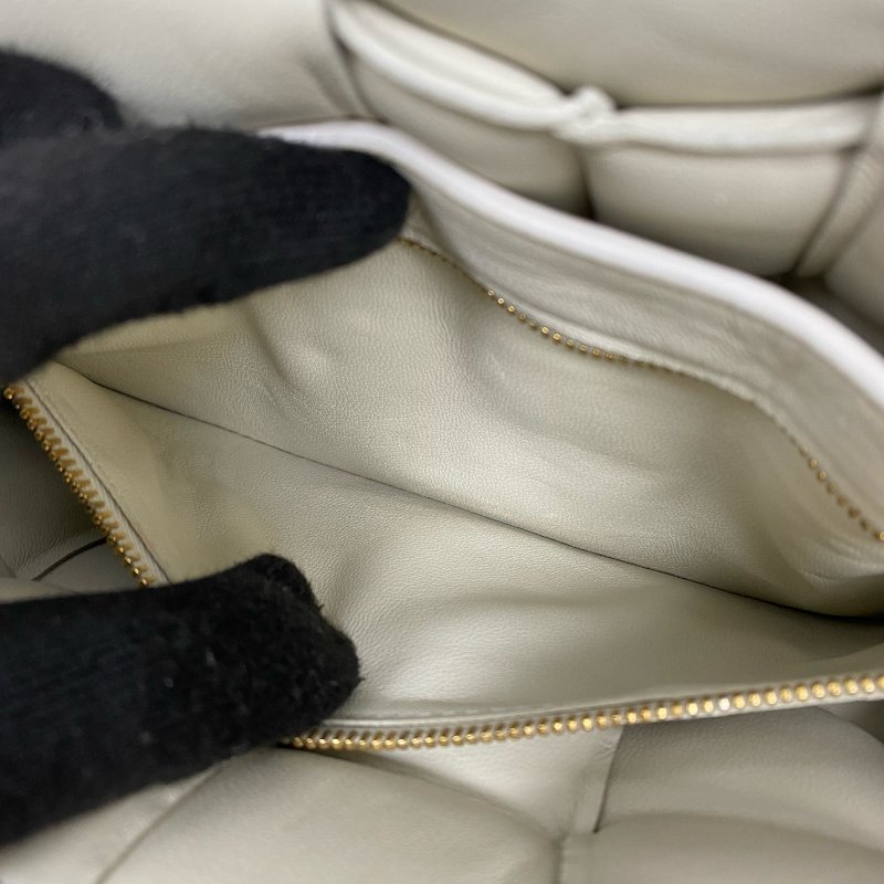 △ Bottega Veneta 寶緹嘉 Padded Cassette Beige Calfskin Shoulder Bag 米色小牛皮肩背袋 -257021606-18