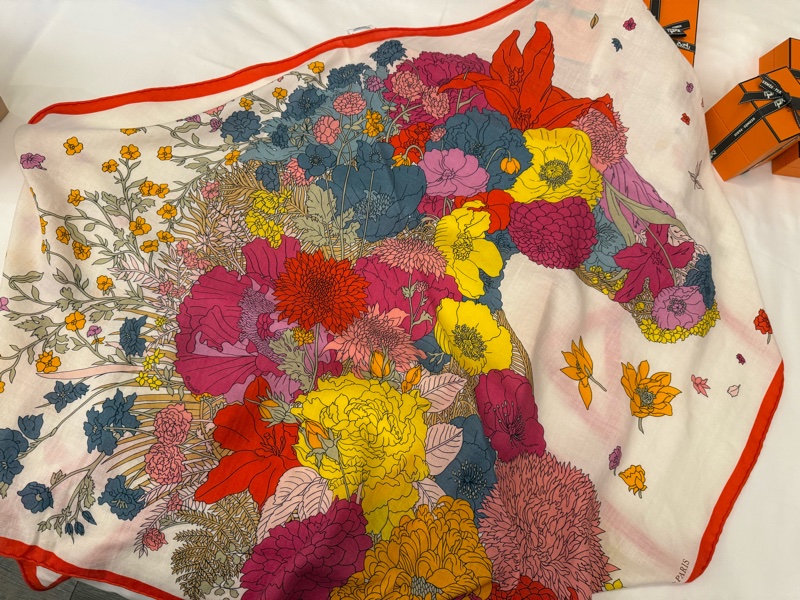 💖Hermes 三角巾 絲巾 輕揚花衣💖 全新-0