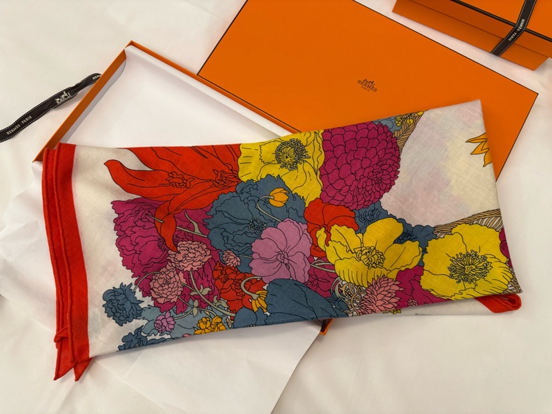 💖Hermes 三角巾 絲巾 輕揚花衣💖 全新-1