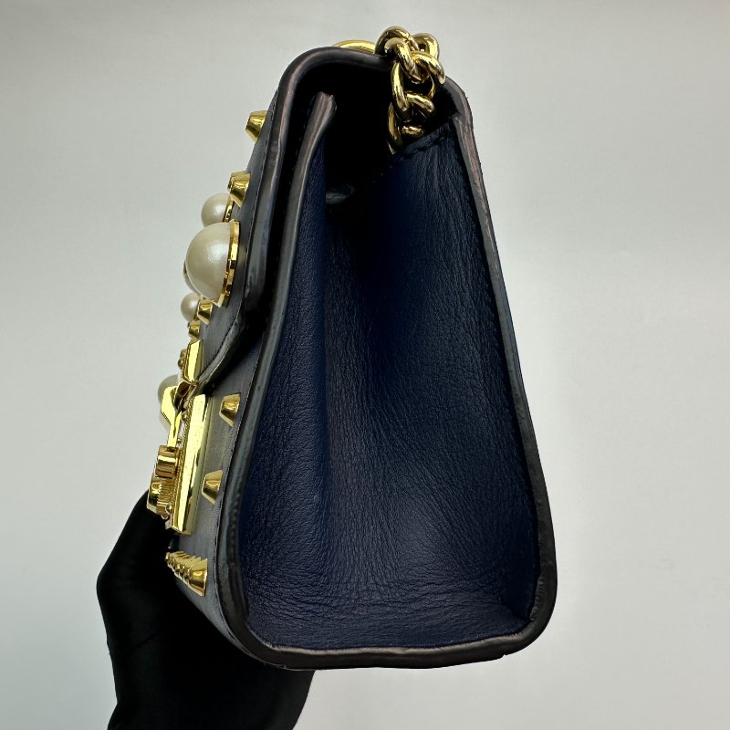 GUCCI 鎖扣包 金屬鎖扣 珍珠鉚釘裝飾 皮革斜背包-3