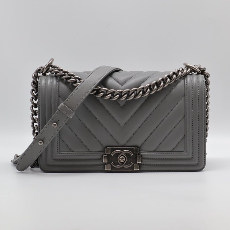 CHANEL Boy25 V紋牛皮口蓋包 - 水泥灰銀25開-0