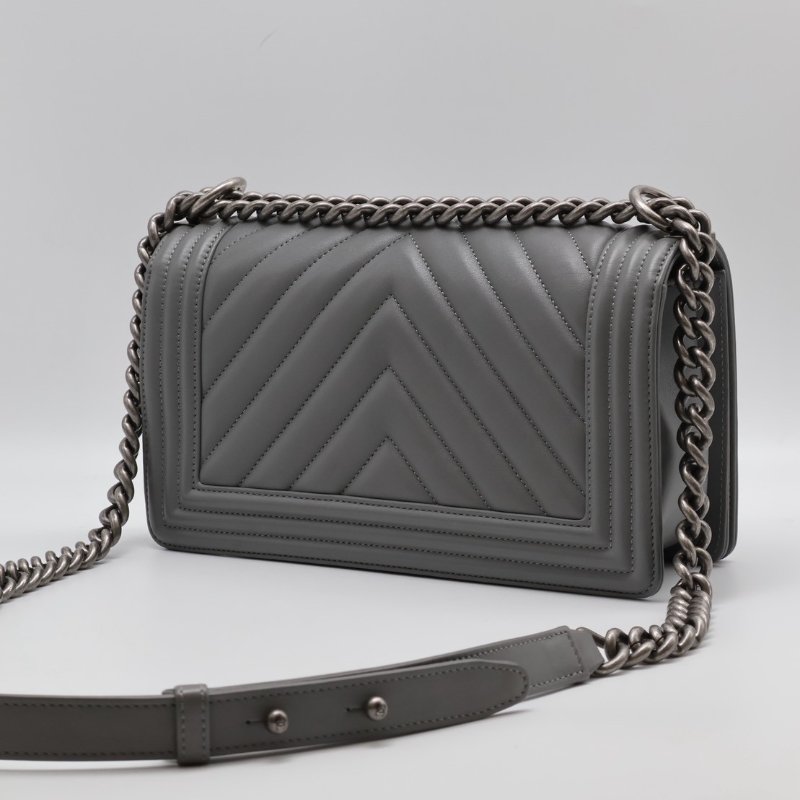 CHANEL Boy25 V紋牛皮口蓋包 - 水泥灰銀25開-2