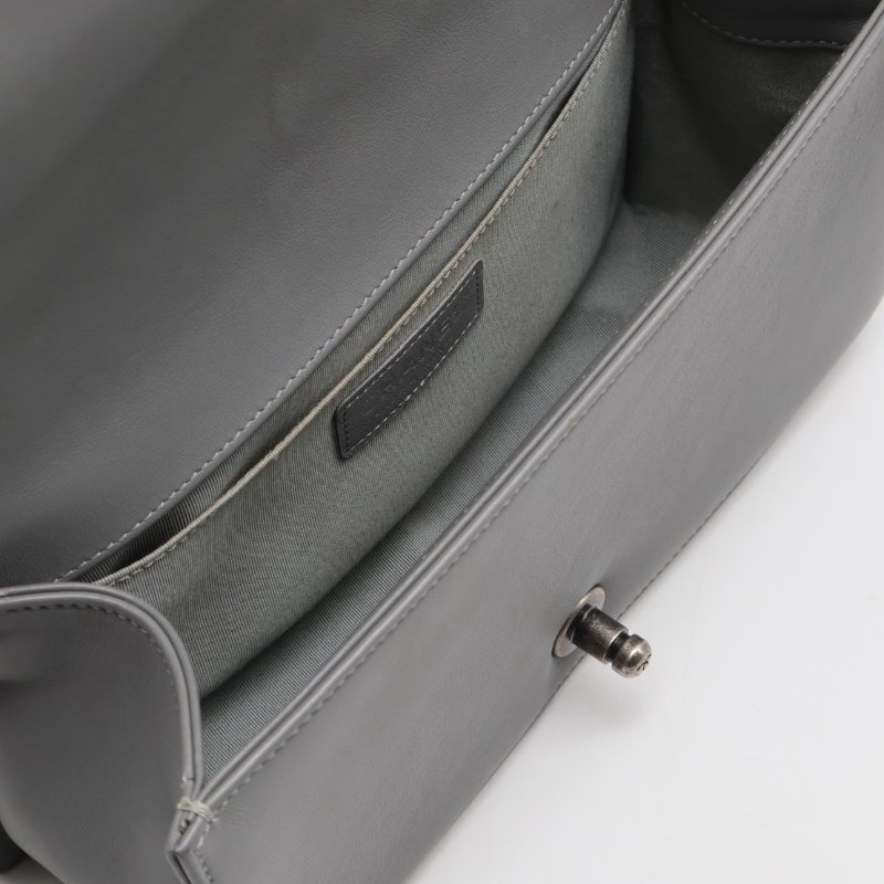 CHANEL Boy25 V紋牛皮口蓋包 - 水泥灰銀25開-3