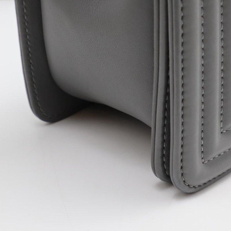 CHANEL Boy25 V紋牛皮口蓋包 - 水泥灰銀25開-4