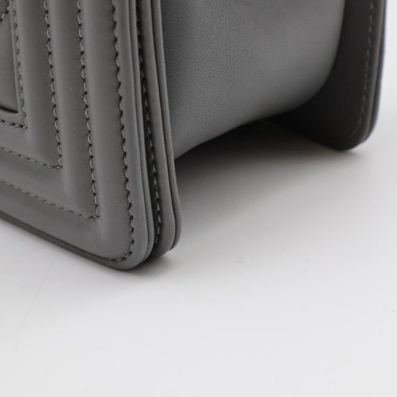 CHANEL Boy25 V紋牛皮口蓋包 - 水泥灰銀25開-5