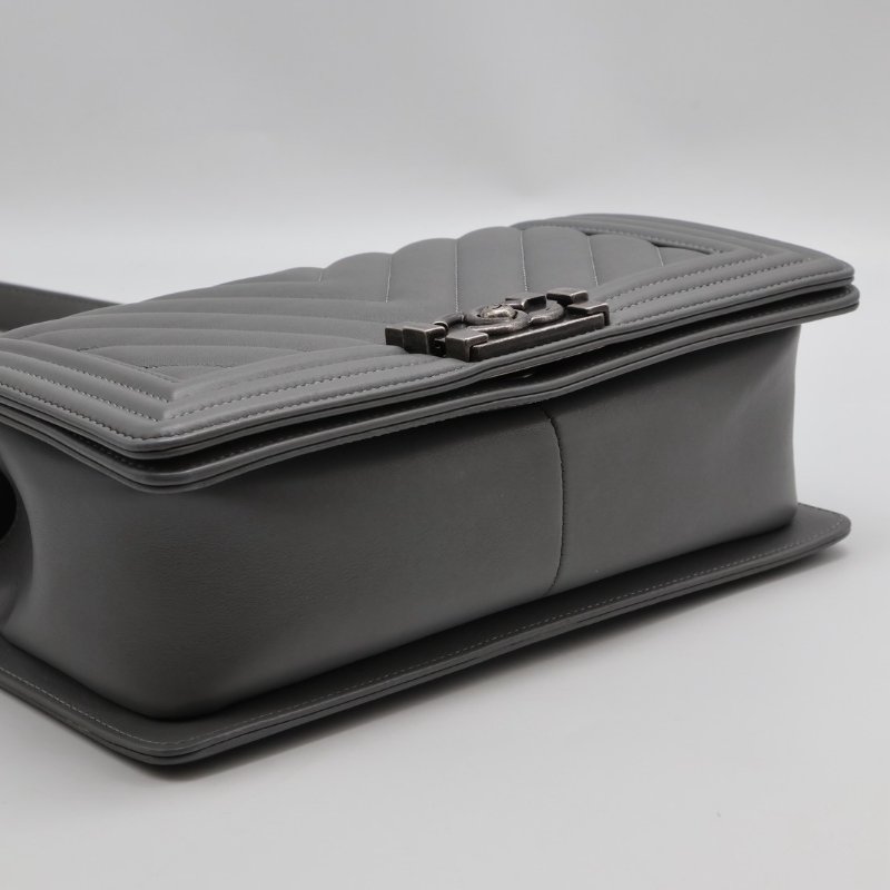 CHANEL Boy25 V紋牛皮口蓋包 - 水泥灰銀25開-6