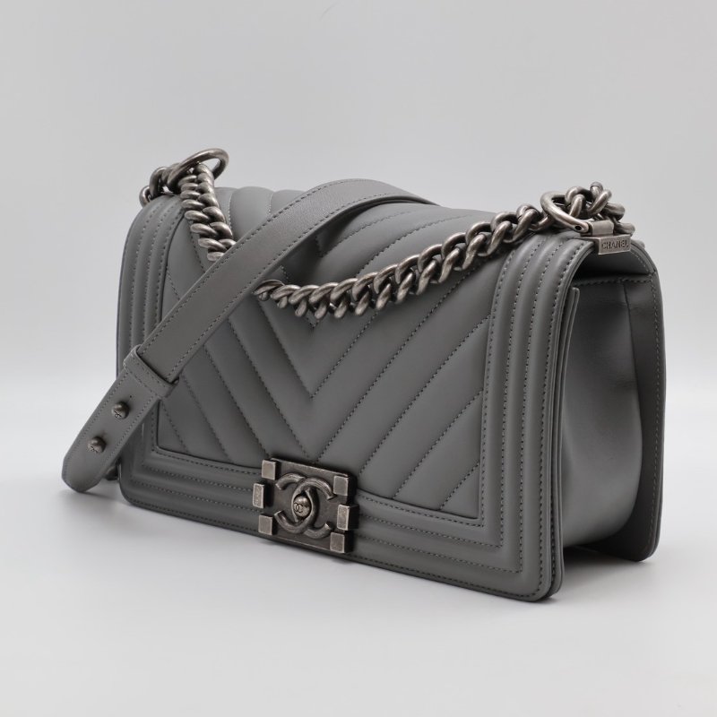 CHANEL Boy25 V紋牛皮口蓋包 - 水泥灰銀25開-7