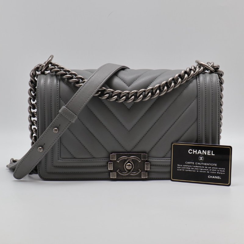 CHANEL Boy25 V紋牛皮口蓋包 - 水泥灰銀25開-9