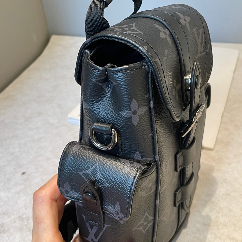 LV Christopher nano黑武士斜挎包 尺寸約14*20-11