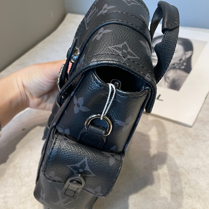 LV Christopher nano黑武士斜挎包 尺寸約14*20-13