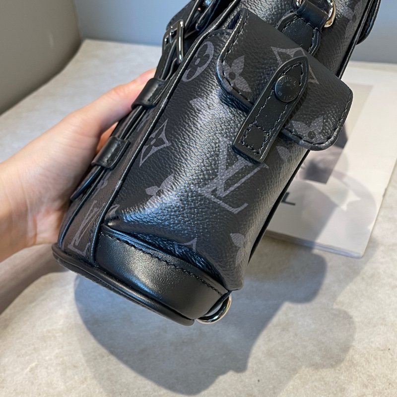 LV Christopher nano黑武士斜挎包 尺寸約14*20-14