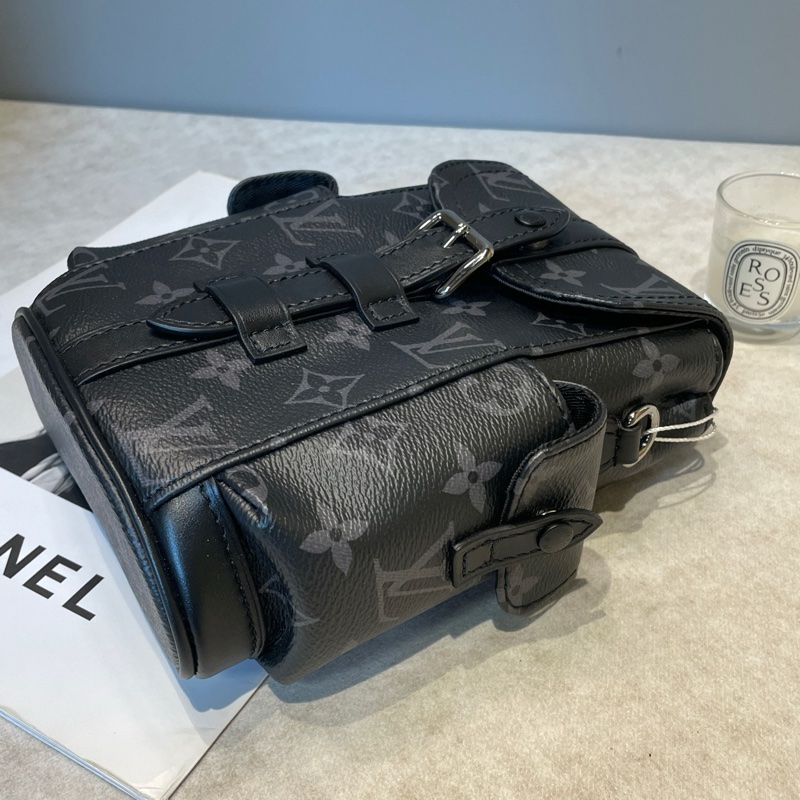 LV Christopher nano黑武士斜挎包 尺寸約14*20-5