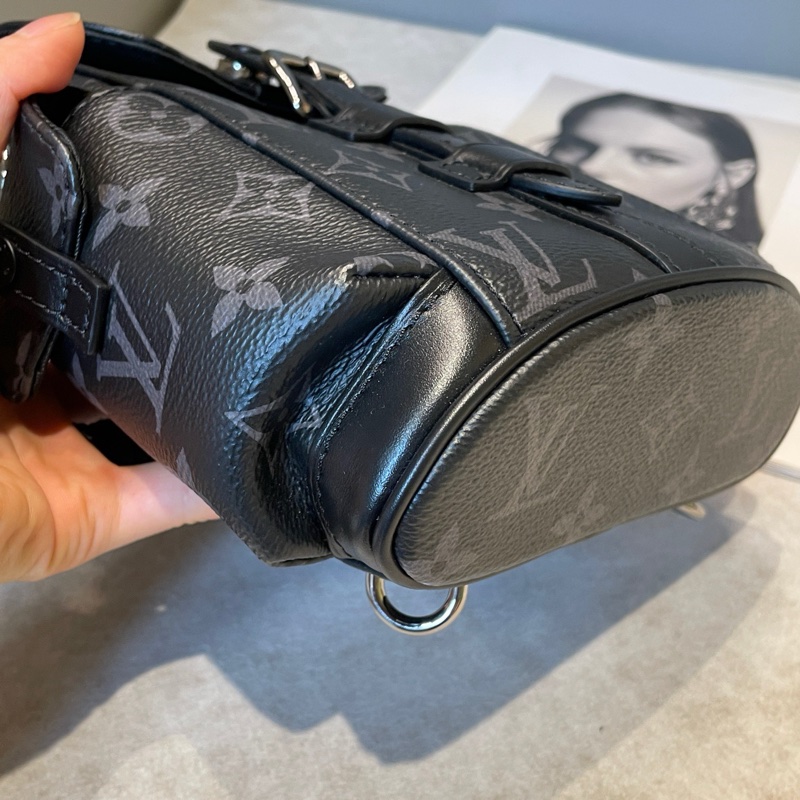 LV Christopher nano黑武士斜挎包 尺寸約14*20-12