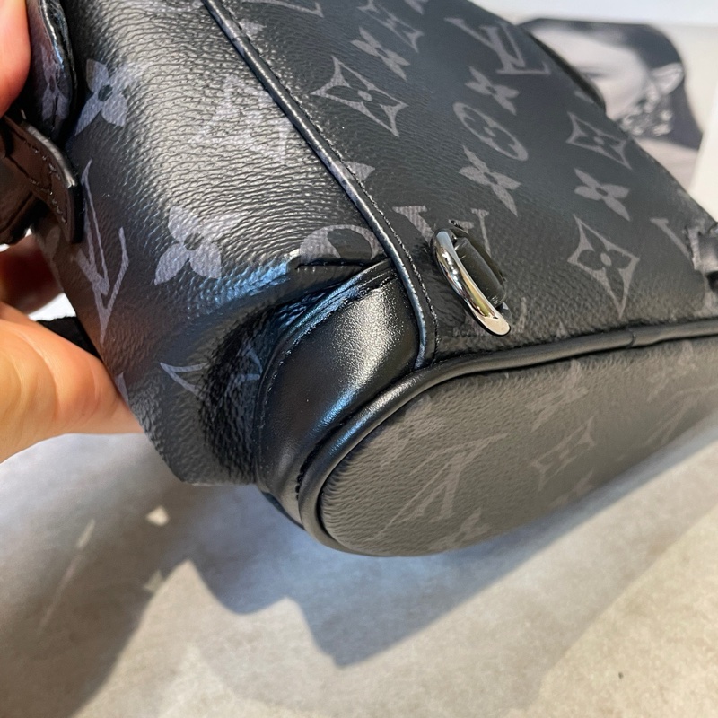 LV Christopher nano黑武士斜挎包 尺寸約14*20-17