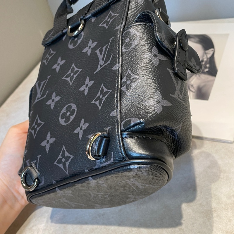 LV Christopher nano黑武士斜挎包 尺寸約14*20-18