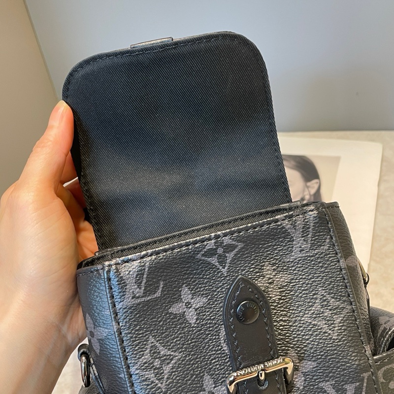 LV Christopher nano黑武士斜挎包 尺寸約14*20-21