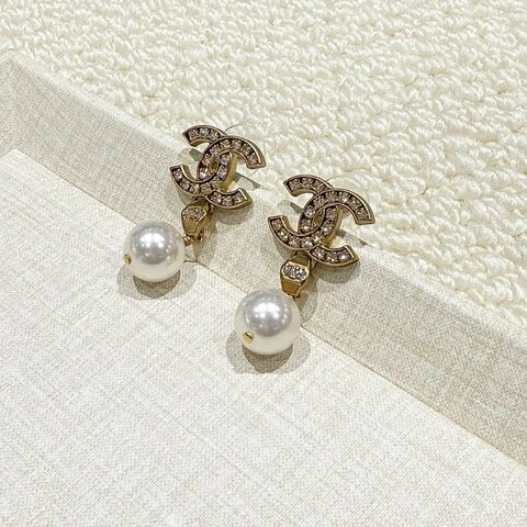 CHANEL - 金色雙C水鑽珍珠針式耳環