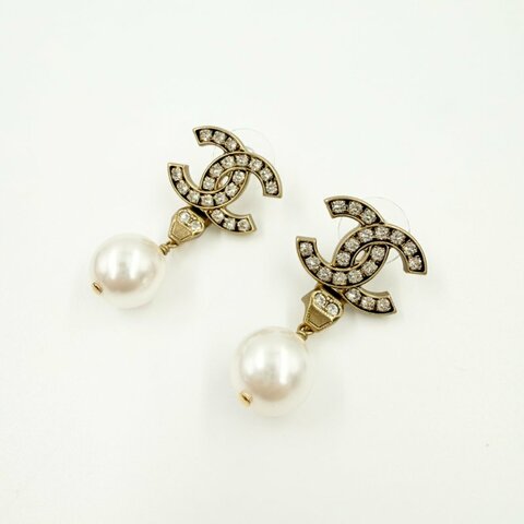 CHANEL - 金色雙C水鑽珍珠針式耳環