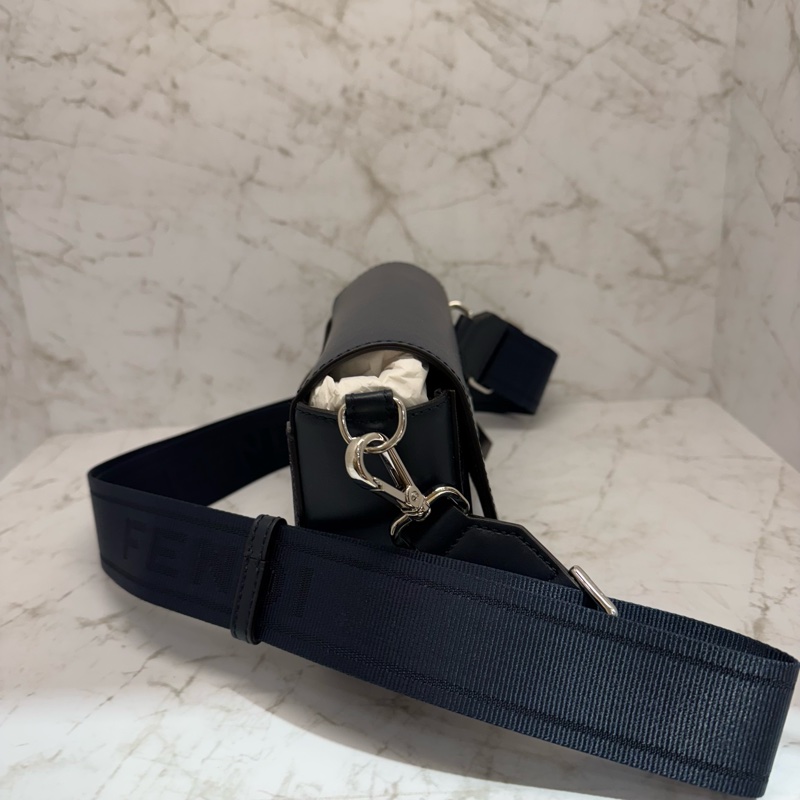 fendi 皮拼布翻蓋斜背包/深藍-1