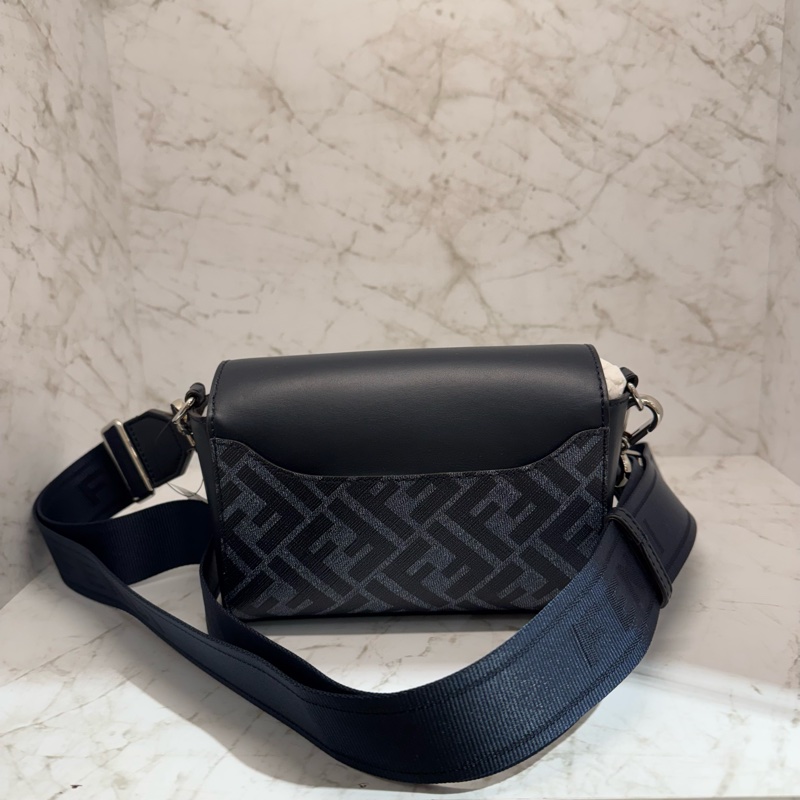 fendi 皮拼布翻蓋斜背包/深藍-2