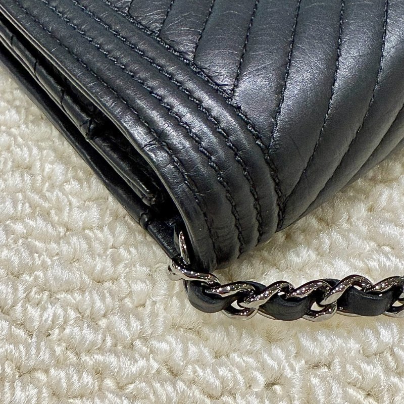 CHANEL - 黑色羊皮銀釦山型紋 BOY WOC-7