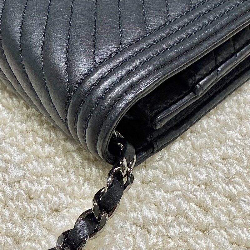 CHANEL - 黑色羊皮銀釦山型紋 BOY WOC-8
