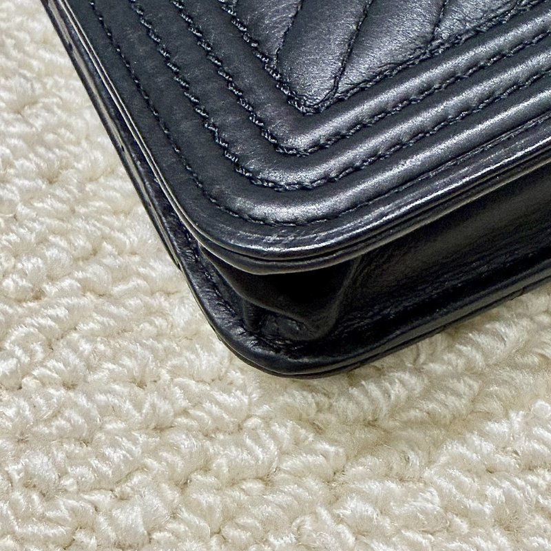 CHANEL - 黑色羊皮銀釦山型紋 BOY WOC-9