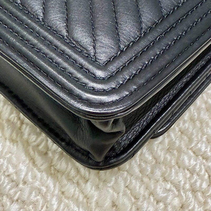 CHANEL - 黑色羊皮銀釦山型紋 BOY WOC-10