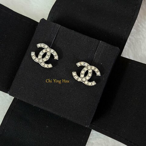 Chanel  香奈兒  烏銀色全水鑽 🎀實品拍照🎀  CC耳針 耳環 耳釘(近新離櫃)僅拍照收藏品