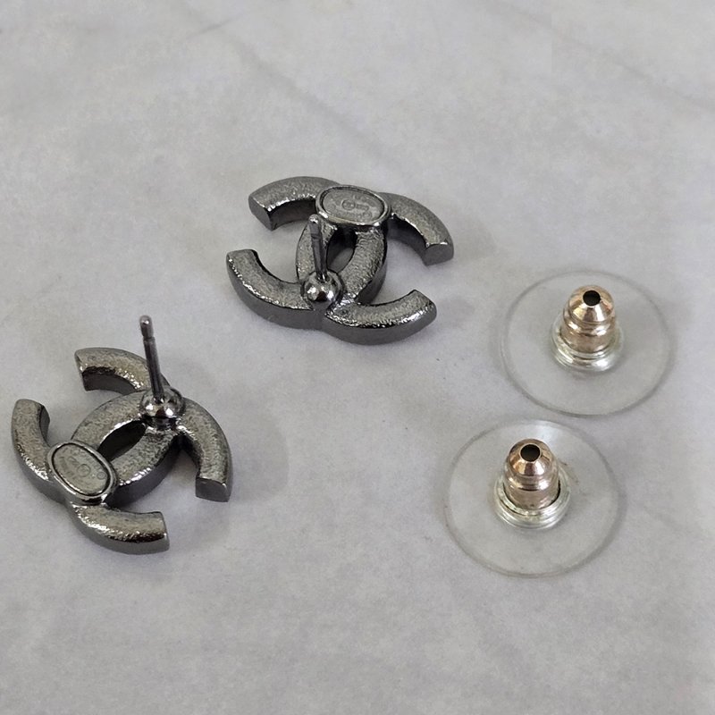 Chanel 香奈兒 烏銀色全水鑽 🎀實品拍照🎀 CC耳針 耳環 耳釘(近新離櫃)僅拍照收藏品-7