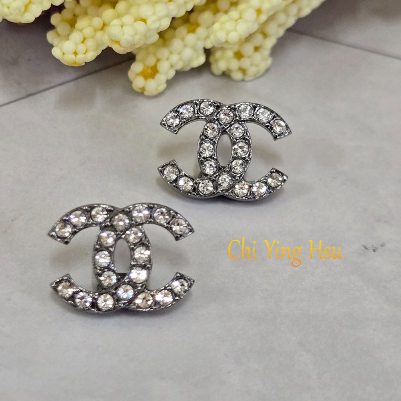 Chanel 香奈兒 烏銀色全水鑽 🎀實品拍照🎀 CC耳針 耳環 耳釘(近新離櫃)僅拍照收藏品-16
