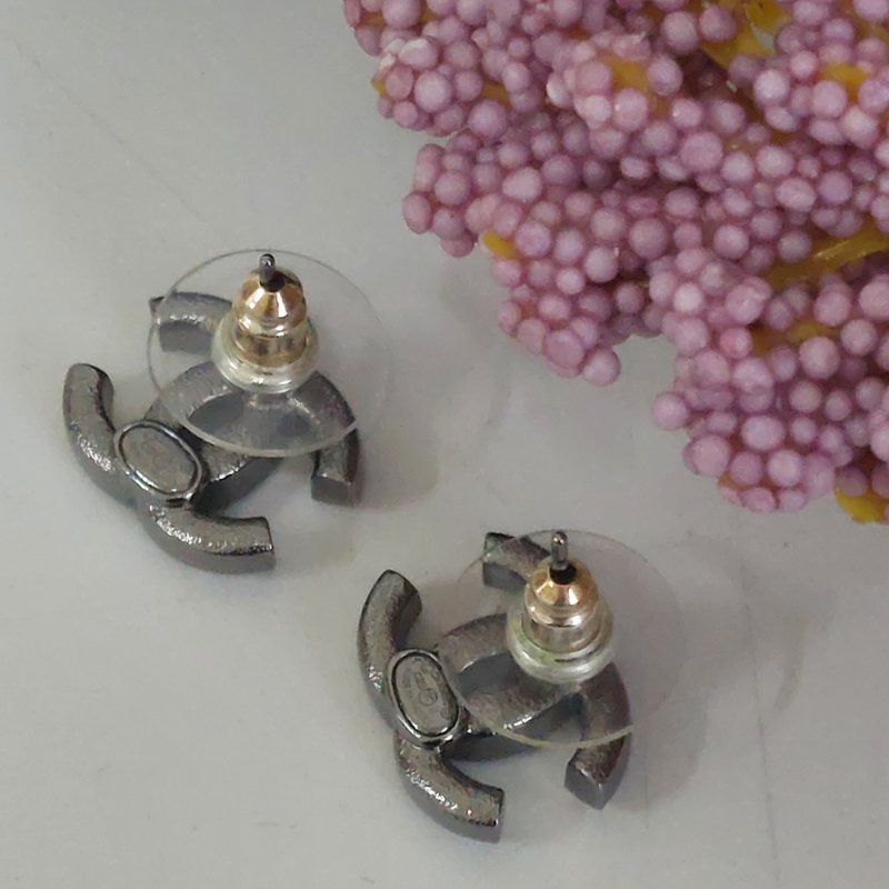 Chanel 香奈兒 烏銀色全水鑽 🎀實品拍照🎀 CC耳針 耳環 耳釘(近新離櫃)僅拍照收藏品-23