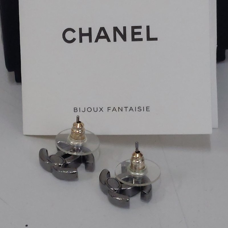 Chanel 香奈兒 烏銀色全水鑽 🎀實品拍照🎀 CC耳針 耳環 耳釘(近新離櫃)僅拍照收藏品-25