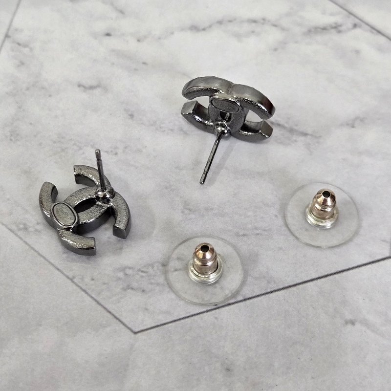 Chanel 香奈兒 烏銀色全水鑽 🎀實品拍照🎀 CC耳針 耳環 耳釘(近新離櫃)僅拍照收藏品-26